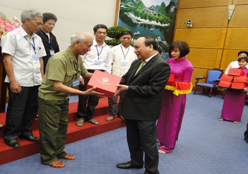 Vize-Premierminister Nguyen Xuan Phuc empfängt Menschen mit großem Ansehen  - ảnh 1