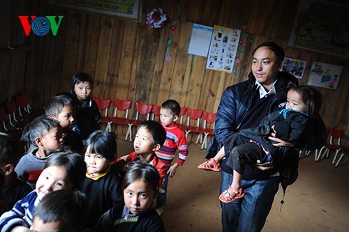 Ein junger Erzieher im Kindergarten im Bergkreis Mu Cang Chai - ảnh 1