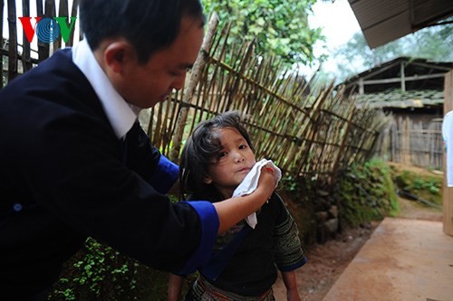 Ein junger Erzieher im Kindergarten im Bergkreis Mu Cang Chai - ảnh 10