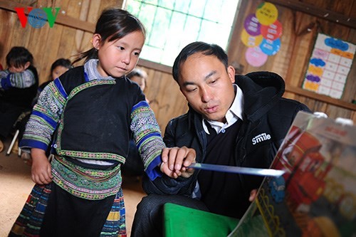 Ein junger Erzieher im Kindergarten im Bergkreis Mu Cang Chai - ảnh 3