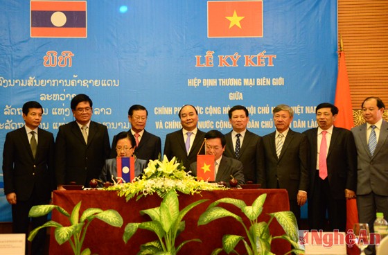Das Grenzhandelsabkommen zwischen Vietnam und Laos unterzeichnen  - ảnh 1