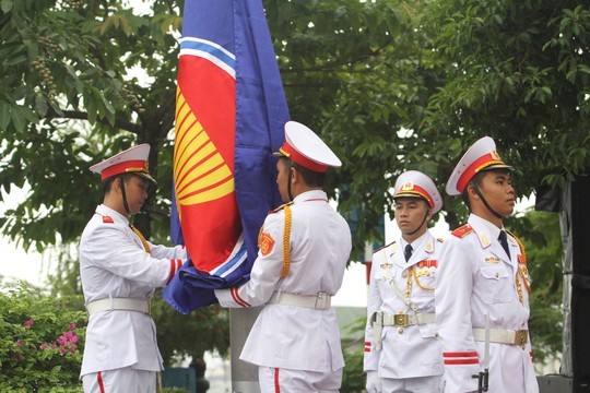 Flagge-Hissen zum 20. Jahrestag des Vietnam-Beitritts in die ASEAN - ảnh 1