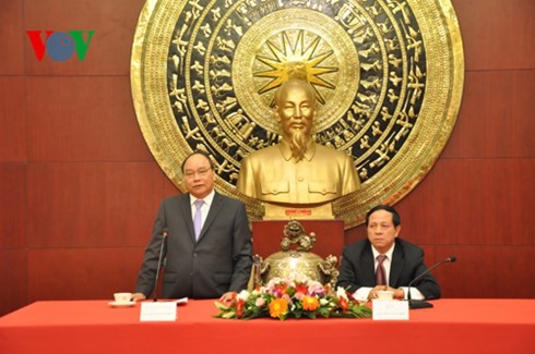 Vize-Premierminister Nguyen Xuan Phuc besucht die vietnamesische Botschaft in China - ảnh 1