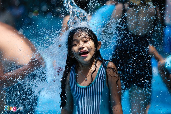 38 Grad Celsius – Saigoner stürmen in die Wasserparks - ảnh 10
