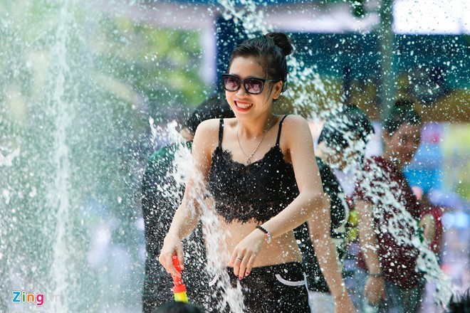 38 Grad Celsius – Saigoner stürmen in die Wasserparks - ảnh 11