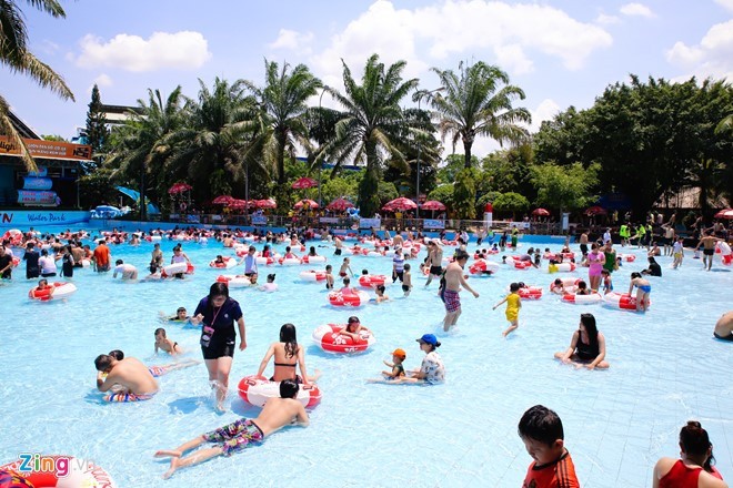 38 Grad Celsius – Saigoner stürmen in die Wasserparks - ảnh 2