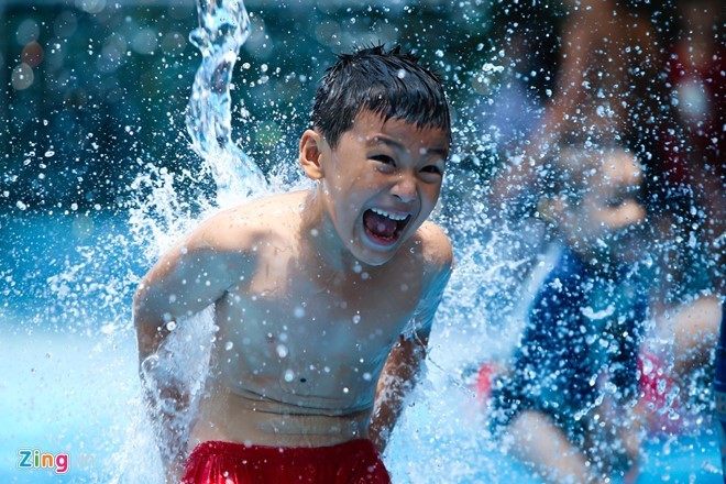 38 Grad Celsius – Saigoner stürmen in die Wasserparks - ảnh 7