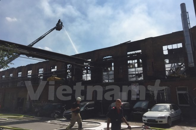 Großbrannd zerstört Lagerhalle und Autowerkstatt der Vietnamesen in Lichtenberg - ảnh 1