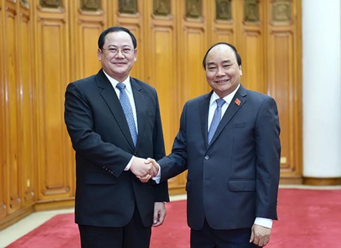 Premierminister Nguyen Xuan Phuc empfängt den laotischen Vize-Premierminister Sonsay Siphandone - ảnh 1