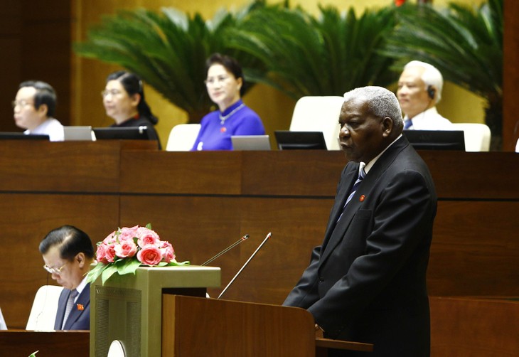 Premierminister Nguyen Xuan Phuc empfängt den kubanischen Parlamentspräsident Esteban Lazo Hernandez - ảnh 1