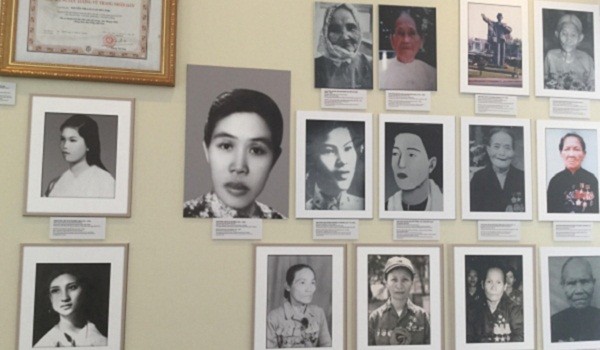 Eröffnung der Fotoausstellung „Heldinnen der bewaffneten Volksstreitkräfte im Süden“ - ảnh 1