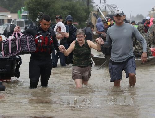 Nach dem Sturm Harvey verhängt Houston Ausgangssperre - ảnh 1