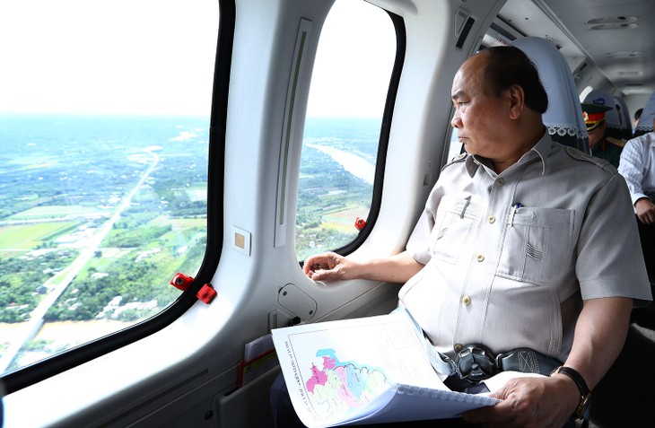 Premierminister Nguyen Xuan Phuc überprüft die Folge des Klimawandels im Mekong-Delta - ảnh 1