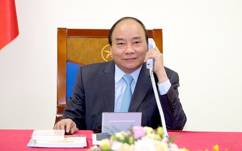 Premierminister Nguyen Xuan Phuc führt Telefongespräch mit dem japanischen Premierminister  - ảnh 1