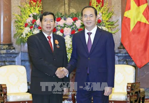 Spitzenpolitiker empfangen den Präsidenten des laotischen Volksgerichts - ảnh 1