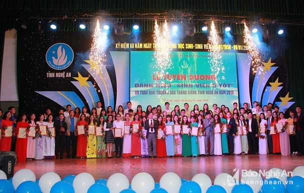 Die Provinz Nghe An ehrt ausgezeichnete Studenten  - ảnh 1
