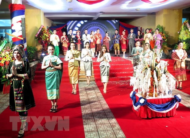 Laotische Studenten feiern ihr traditionelles Neujahrsfest Bunpimay in der Kaiserstadt Hue  - ảnh 1