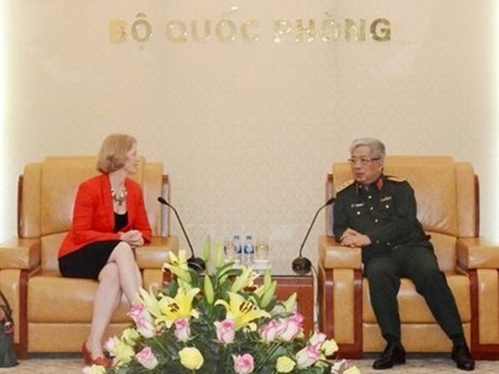 Vize-Verteidigungsminister Nguyen Chi Vinh empfängt die neuseeländische Botschafterin - ảnh 1