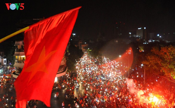 Die Fußballfans feuern die Fußballolympiamannschaft Vietnams an - ảnh 1