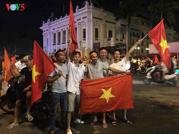 Die Fußballfans feuern die Fußballolympiamannschaft Vietnams an - ảnh 2