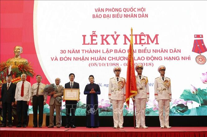 Parlamentspräsidentin Nguyen Thi Kim Ngan nimmt an Feier zum 30. Gründungstag der Dai Bieu Nhan Dan- Zeitung teil - ảnh 1