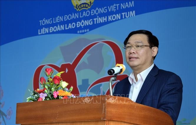 Vize-Premierminister Vuong Dinh Hue überreicht Geschenke an Arbeitskräfte in Kon Tum - ảnh 1
