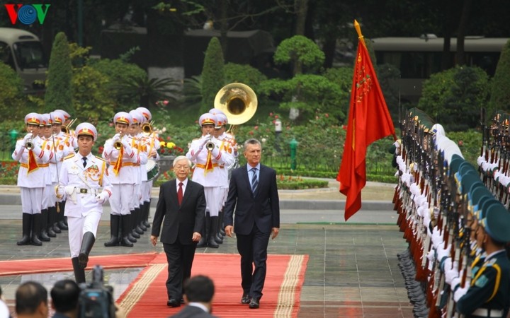 Der argentinische Präsident Mauricio Macri ist zu Gast in Vietnam - ảnh 1