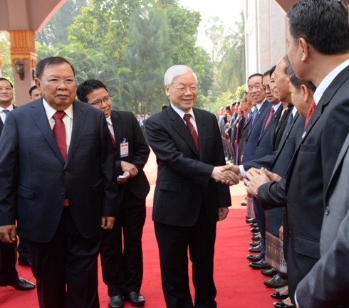 KPV-Generalsekretär Nguyen Phu Trong trifft laotische Spitzenpolitiker - ảnh 1