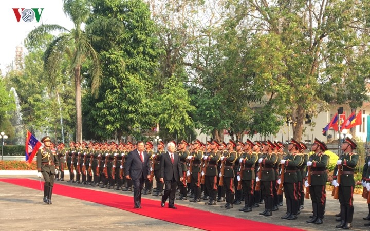 KPV-Generalsekretär und Staatspräsident Nguyen Phu Trong führt Gespräch mit Bounnhang Vorachith - ảnh 1