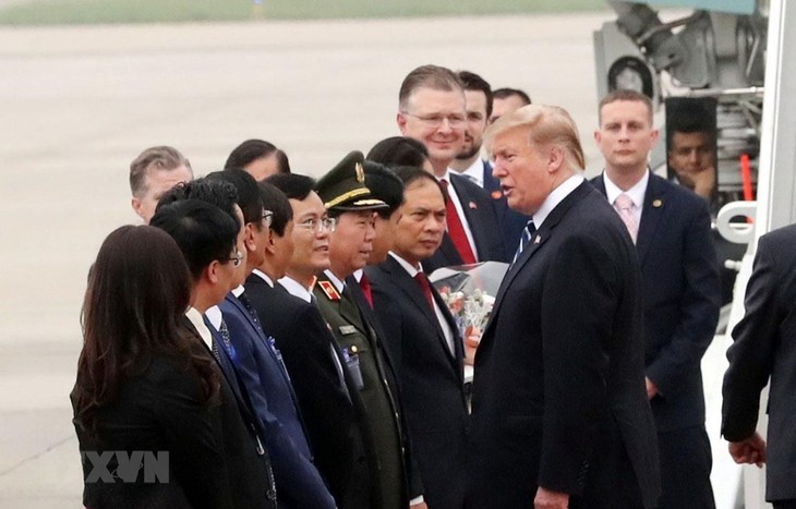 US-Präsident Donald Trump verlässt Vietnam  - ảnh 1