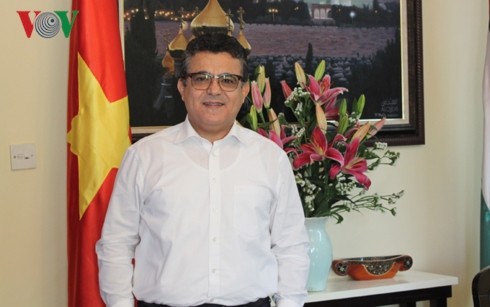 Der palästinensische Botschafter Saadi Salama und seine Liebe zu Vietnam - ảnh 1