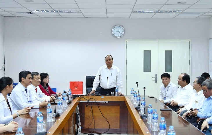 Premierminister Nguyen Xuan Phuc besucht Krankenhaus Dong Nai - ảnh 1