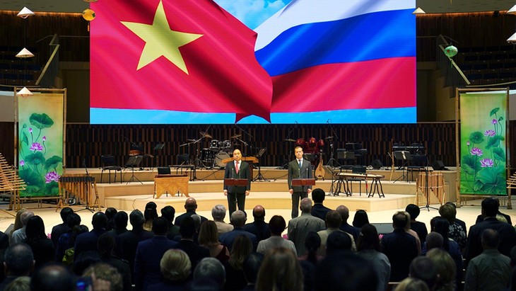 Russlands und Vietnams Regierungschefs nehmen an Eröffnung des Vietnam-Russland-Jahres teil - ảnh 1