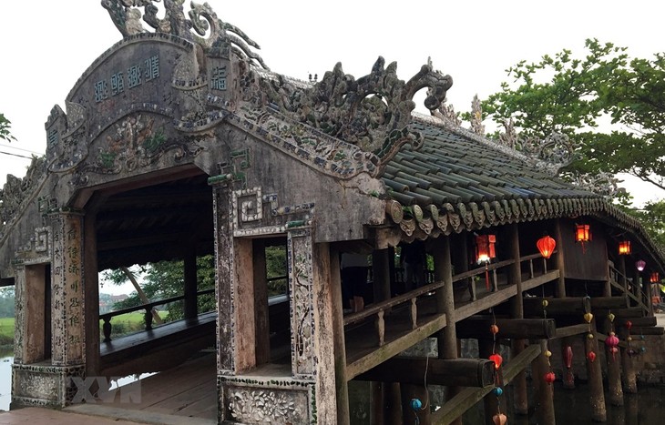 Der Nachtmarkt an der historischen überdachten Holzbrücke Thanh Toan in der Kaiserstadt Hue - ảnh 1