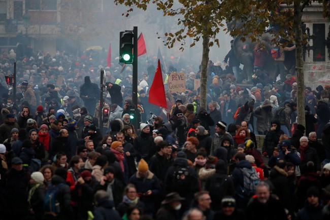 Die französische Regierung will die Streikkrise lösen - ảnh 1