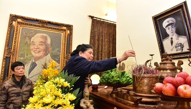 Vize-Parlamentspräsidentin Tong Thi Phong gedenkt den verstorbenen Spitzenpolitikern - ảnh 1