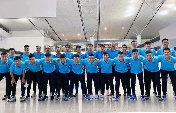 Das vietnamesische Futsal-Team fliegt zum Training nach Spanien - ảnh 1