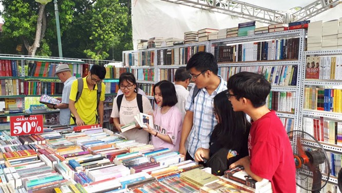 Zahlreiche Aktivitäten zur Förderung der Lesekultur in Hanoi - ảnh 1