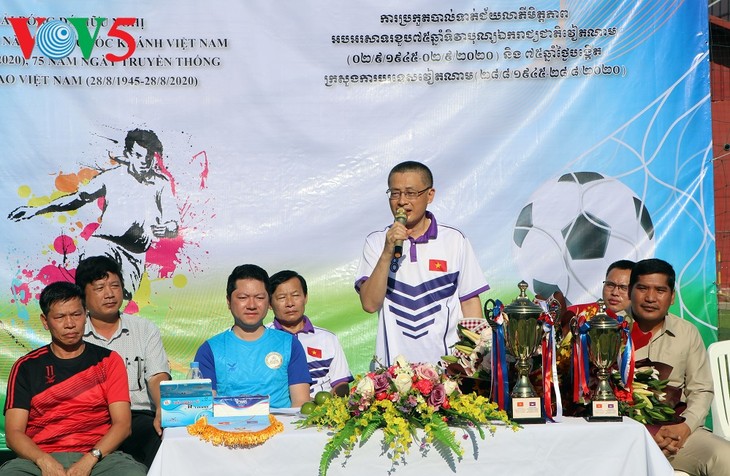 Eröffnung des Fußball-Turniers zum vietnamesischen Nationalfeiertag in Kambodscha - ảnh 2