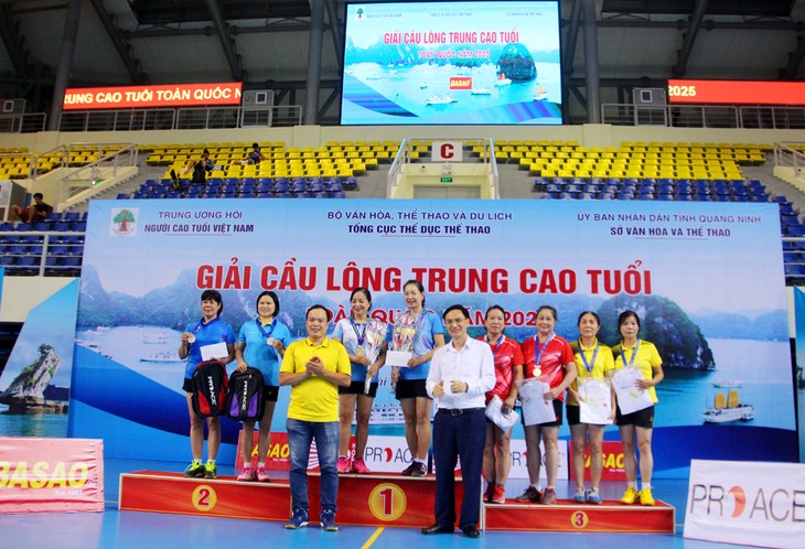 Abschluss des Badminton-Turniers für Senioren - ảnh 1