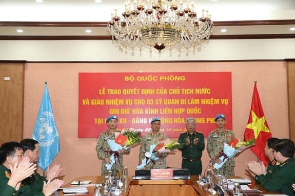 Drei weitere vietnamesische Offiziere setzen sich für Friedensmission ein - ảnh 1