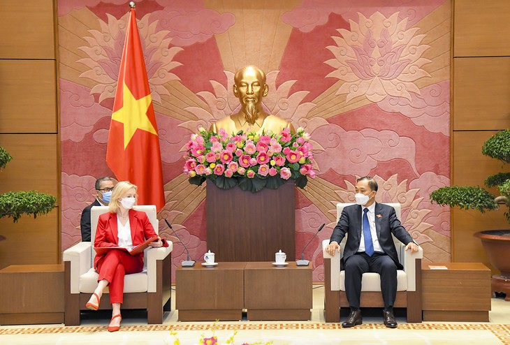Der Leiter des Wirtschaftsausschusses Vu Hong Thanh empfängt die britische Handelsministerin - ảnh 1