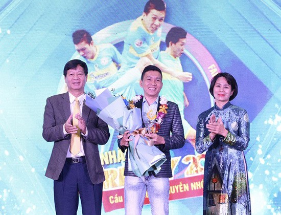 Fußballspieler Nguyen Nho erhält den Fair-Play-Preis 2020 - ảnh 1