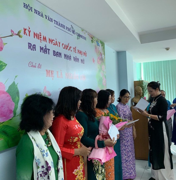 Der Schriftsteller-Verband von Ho-Chi-Minh-Stadt stellt die neue Abteilung der Schriftstellerinnen vor - ảnh 1