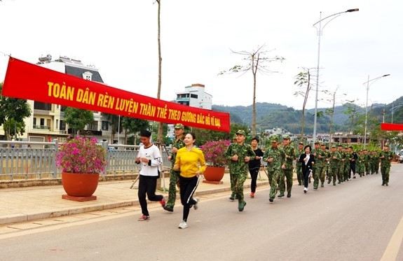 Mehr als 120 Grenzsoldaten und Grenzsoldatinnen beteiligen sich an Laufwettbewerb - ảnh 1