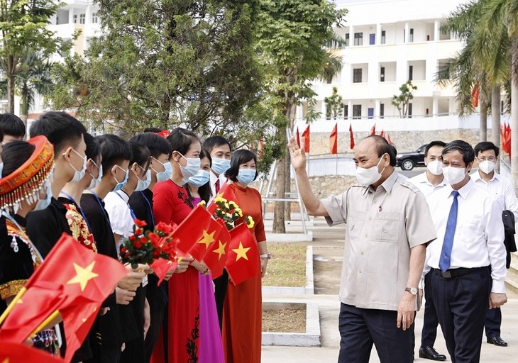 Staatspräsident Nguyen Xuan Phuc nimmt an Zeremonie zum Schuljahresbeginn in Yen Bai teil - ảnh 1