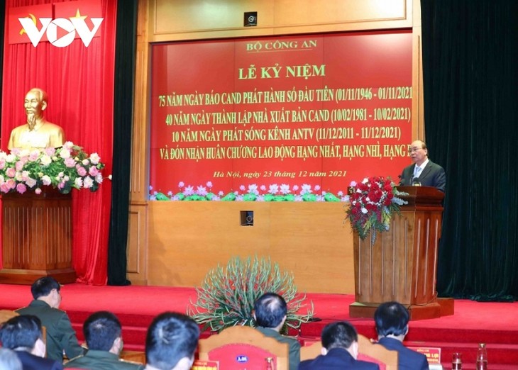 Staatspräsident Nguyen Xuan Phuc nimmt an Feier zum 75. Jahrestag der ersten Exemplare der Zeitung „Volkspolizei” teil - ảnh 1