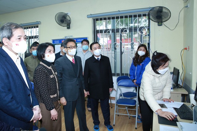 Vize-Premierminister Vu Duc Dam besucht Medizinpersonal und überprüft die Covid-19-Impfung - ảnh 1