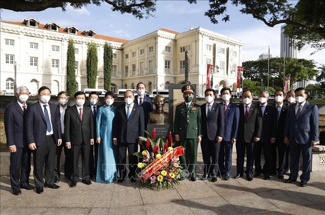 Staatspräsident Nguyen Xuan Phuc legt Blumenkranz am Denkmal von Präsident Ho Chi Minh in Singapur nieder - ảnh 1