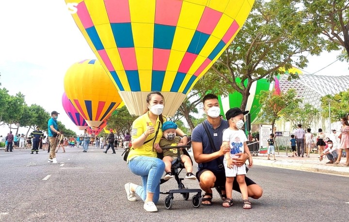 Da Nang organisiert das Heißluftballon-Fest zur Begrüßung der Wiederaufnahme der internationalen Flüge - ảnh 1